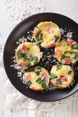 Frittata ıspanak, jambon ve peynir bir plaka yakın çekim üzerinde