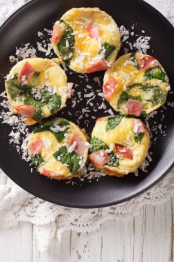 Ispanak, jambon ve plaka yakın çekim t üzerinde peynirli omlet