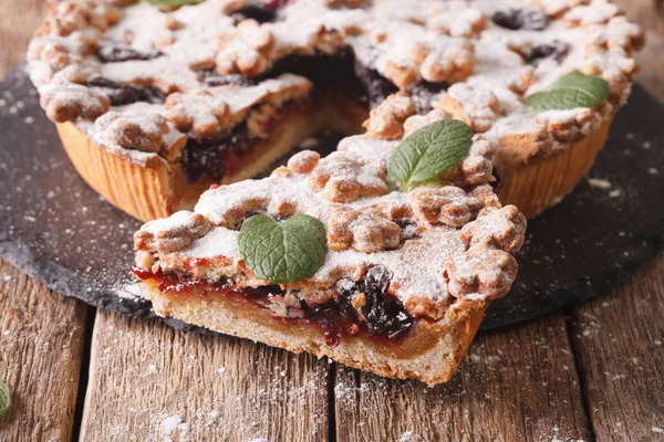 Delicious pie pastry with plum jam closeup. horizontal — Stock Photo, Image