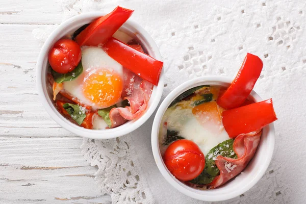 Bakat ägg med spenat, paprika, tomater och ost i en cup-cl — Stockfoto