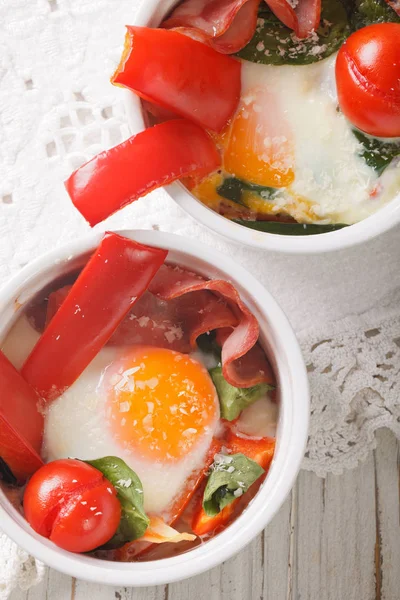 Smaczne śniadanie: smażone jajka z warzywami i serem w filiżance — Zdjęcie stockowe