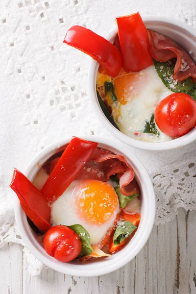 Spiegelei mit Spinat, Paprika, Tomaten und Käse in einer Tasse cl — Stockfoto