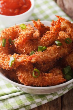 Lezzetli Hindistan cevizli karides yeşil soğan yakın çekim bir kase ile bir