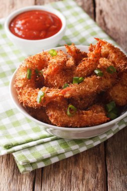 Gurme Snack: Hindistan cevizli karides bir kase ve domates sauc yakın çekim