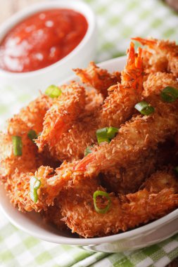 Kızarmış Hindistan cevizi karides closeup ve domates sosu. dikey