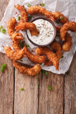 Hindistan cevizi yakın çekim ve parşömen üzerine krema soslu karides kızarmış. v