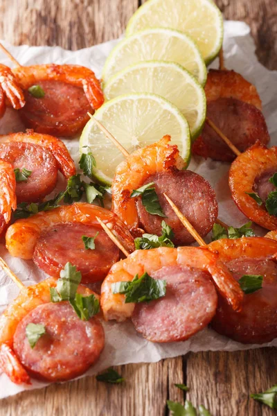 Spicy appetizer of shrimp with chorizo on skewers and herbs clos — Stock Photo, Image
