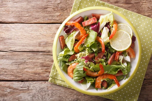 Salat aus Garnelen, Chorizo-Wurst, Limetten und Mischgemüse in Nahaufnahme — Stockfoto