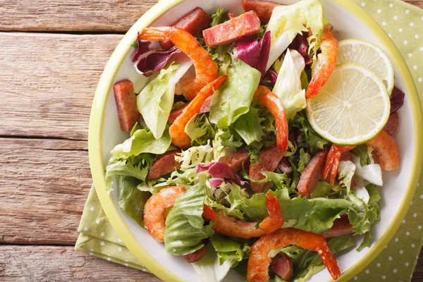Salata karides, chorizo sosis ve karışım marul yakın çekim bir — Stok fotoğraf