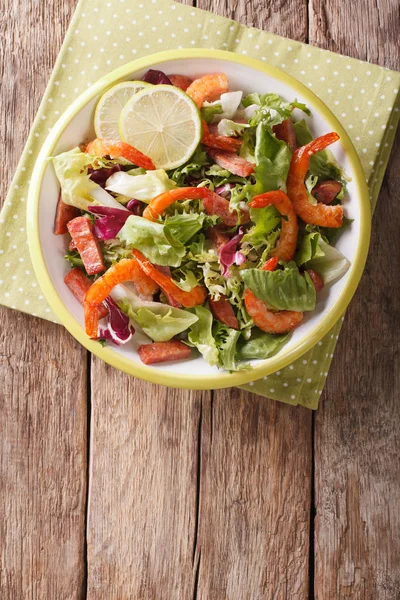 Sallad på räkor, chorizokorv, lime och blandade gröna Stäng-u — Stockfoto