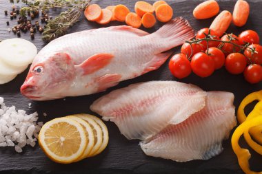 Ham tilapia ve bitkisel maddeler, bo baharat yakın çekim