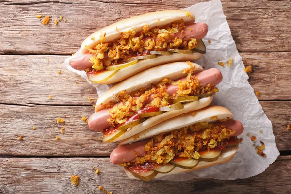 Comida dinamarquesa: cachorros-quentes com cebolas crocantes e pepinos em conserva c — Fotografia de Stock