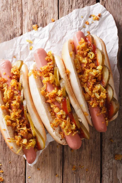 丹麦食物: 热狗与香脆洋葱和腌制黄瓜 c — 图库照片