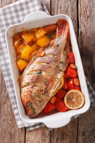 Pesce alla tilapia cotto con peperoni, carote e timo da vicino — Foto Stock