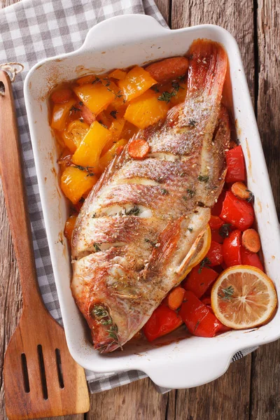 Tilapia ile sebze pişmiş ve kekik yakın çekim pişirme çanağı.