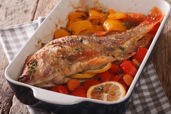 Tilapia al forno con peperone dolce, carota, limone e timo chiudi u — Foto Stock