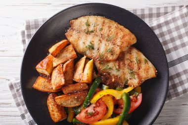 Izgara tilapia fileto, kızarmış patates ve sebze salatası clo