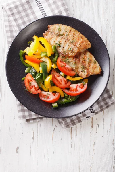 Bistecche di pesce alla griglia e insalata di verdure fresche primo piano. verticale — Foto Stock