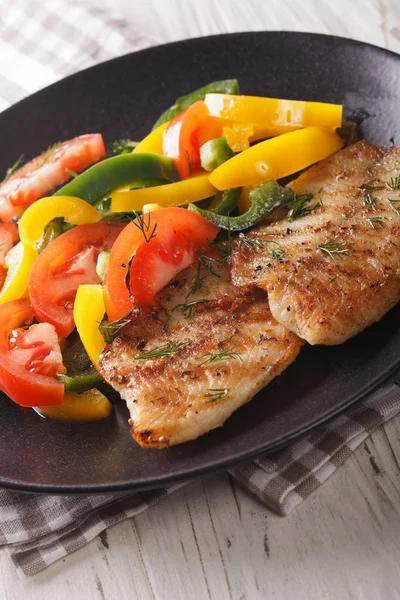 Bistecche di pesce alla griglia e insalata di verdure fresche primo piano. verticale — Foto Stock