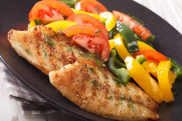 Grilled tilapia fillets and fresh vegetable salad close-up. hori — Stock Photo, Image