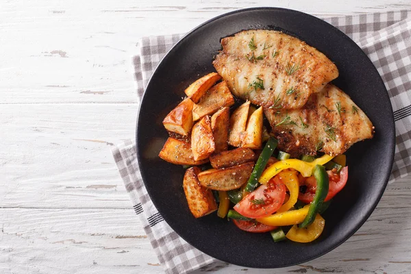 Filetto di tilapia alla griglia e spicchi di patate, insalata fresca primo piano . — Foto Stock