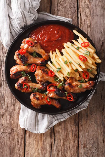 Délicieuses ailes de poulet barbecue avec frites et ketchup c — Photo