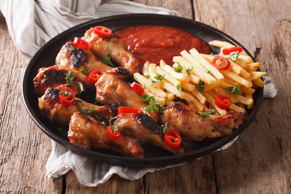 Servez des ailes de poulet frites avec frites et sauce close-up . — Photo