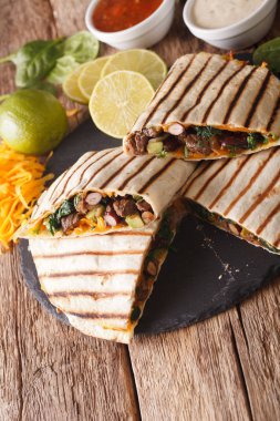 Izgara quesadilla sığır eti, ıspanak ve kaşar peynir kapat-u