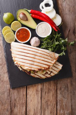 Sığır eti, fasulye, avokado ve peynir yakın çekim ile Mexican quesadilla