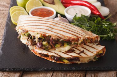 Sığır eti, fasulye, avokado ve peynir yakın çekim ile Mexican quesadilla