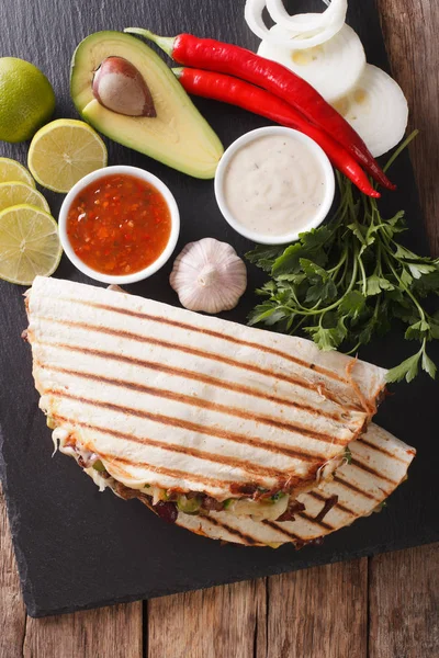 Quesadilla with minced beef, beans, avocado and cheese close-up. — Stock Photo, Image