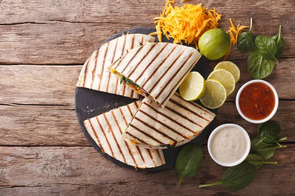 Mexicaanse quesadilla met spinazie, bonen en cheddarkaas sluiten- — Stockfoto