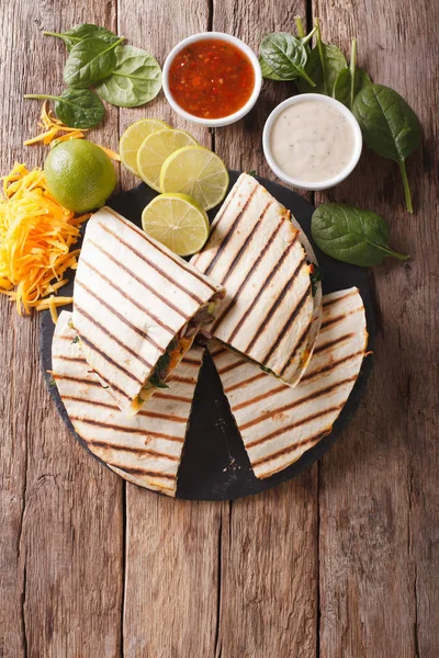 Quesadilla con carne, espinacas y queso cheddar de cerca. Verti. —  Fotos de Stock