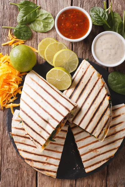 Gegrillte Quesadilla mit Rindfleisch, Spinat und Cheddar-Käse aus nächster Nähe — Stockfoto