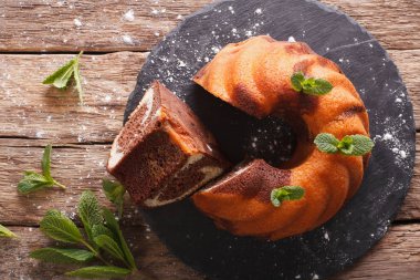 Homebaked mermer kek rustik masada. Yatay Üstten Görünüm