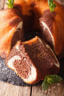 Nane closeup ile lezzetli mermer kek. dikey