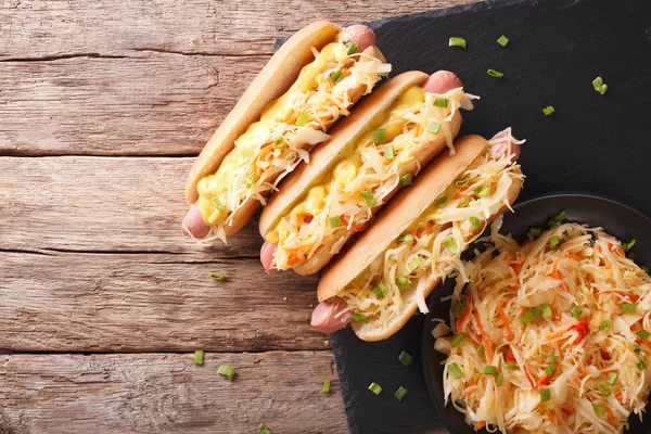 Sıcak köpek lahana turşusu ve hardal ile kapatın. Yatay üst vie