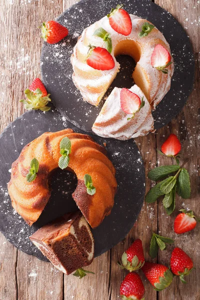 Marble tårta och vanilj cake med jordgubbar närbild på t — Stockfoto