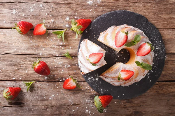 Κέικ μπισκότο βανίλια με μέντα και φράουλα close-up. Horizont — Φωτογραφία Αρχείου