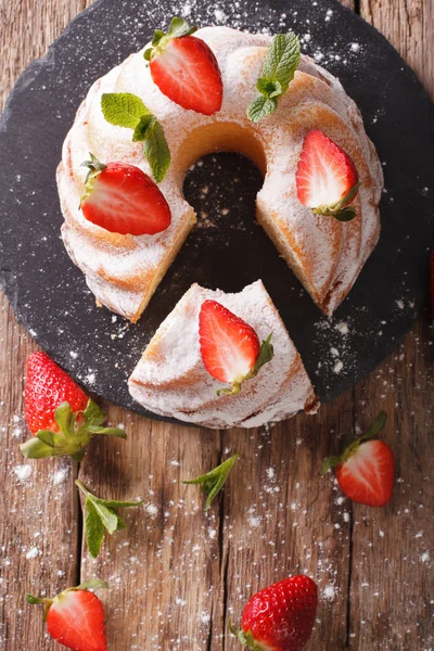 Gesneden pound cake met verse munt en aardbeien close-up. Ver — Stockfoto