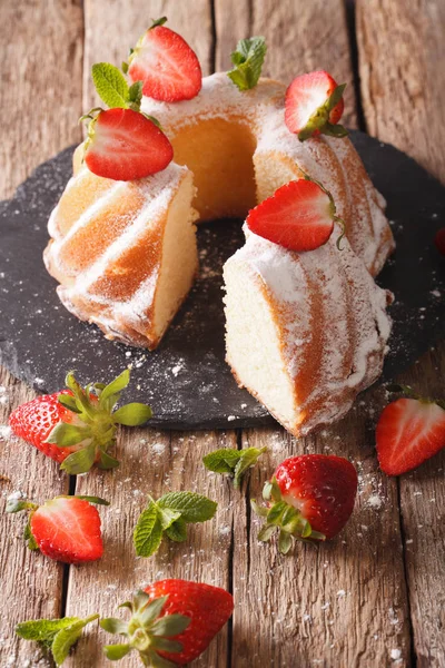 Sliced bundt cake with strawberries fresh organic natural ingred — Stock Photo, Image