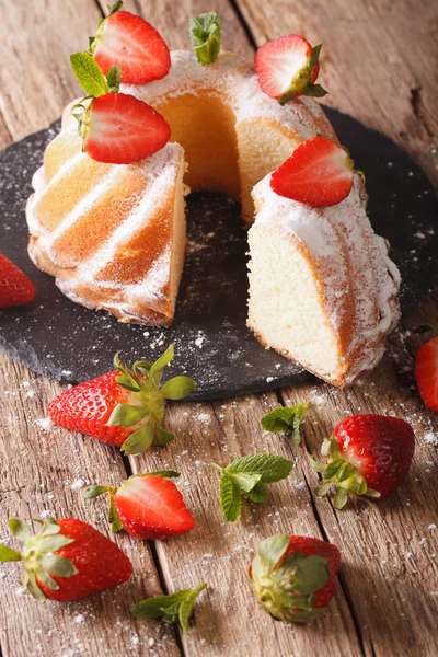 Gesneden pound cake met verse munt en aardbeien close-up. Ver — Stockfoto