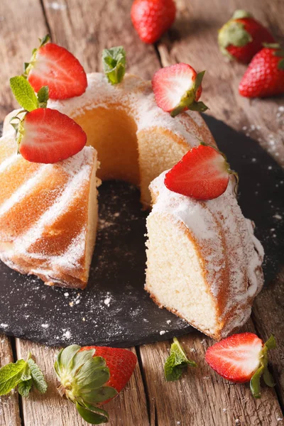 Gâteau biscuit à la vanille avec gros plan sur la menthe et la fraise. Vertical — Photo