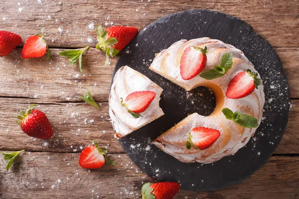 Λίρα κέικ κέικ με μέντα και φράουλα close-up. οριζόντια σε — Φωτογραφία Αρχείου