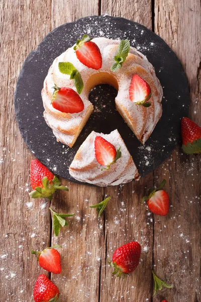 Λίρα κέικ κέικ με μέντα και φράουλα close-up. Κατακόρυφα επάνω — Φωτογραφία Αρχείου
