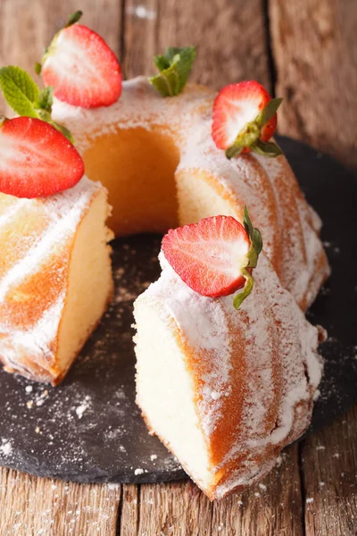 Σπιτικό bundt κέικ βανίλια με μέντα και φράουλες γκρο πλαν. — Φωτογραφία Αρχείου