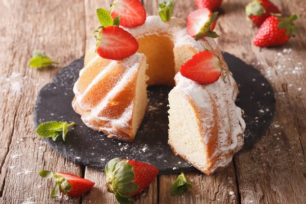 Pound Cake cake with mint and strawberry close-up. Horizontal — Stock Photo, Image