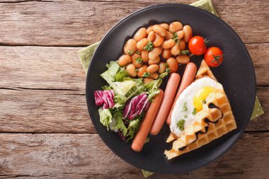 Lezzetli kahvaltı: gözleme yumurta, sosis, fasulye ve taze sa ile