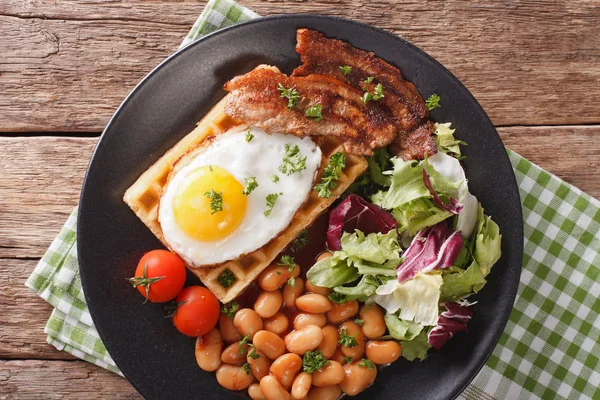 Breakfast with fried egg, waffles, bacon, mix lettuce and beans — Stock Photo, Image