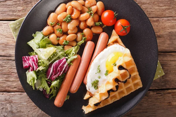 Fried waffles with egg, sausages, beans and fresh salad close-up — Stock Photo, Image